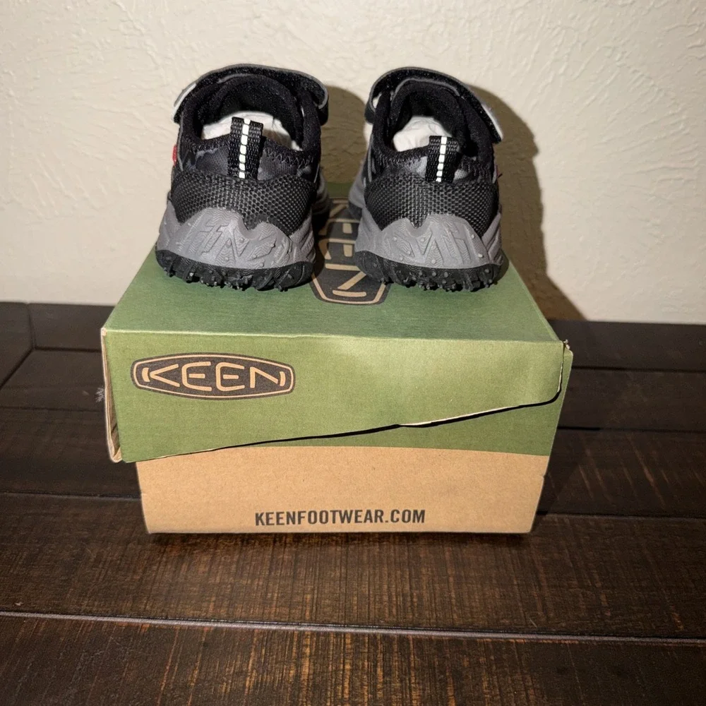 KEEN Speed Hound Unisex Toddler Sneaker Black/Gray Camo Hook & Loop US 4